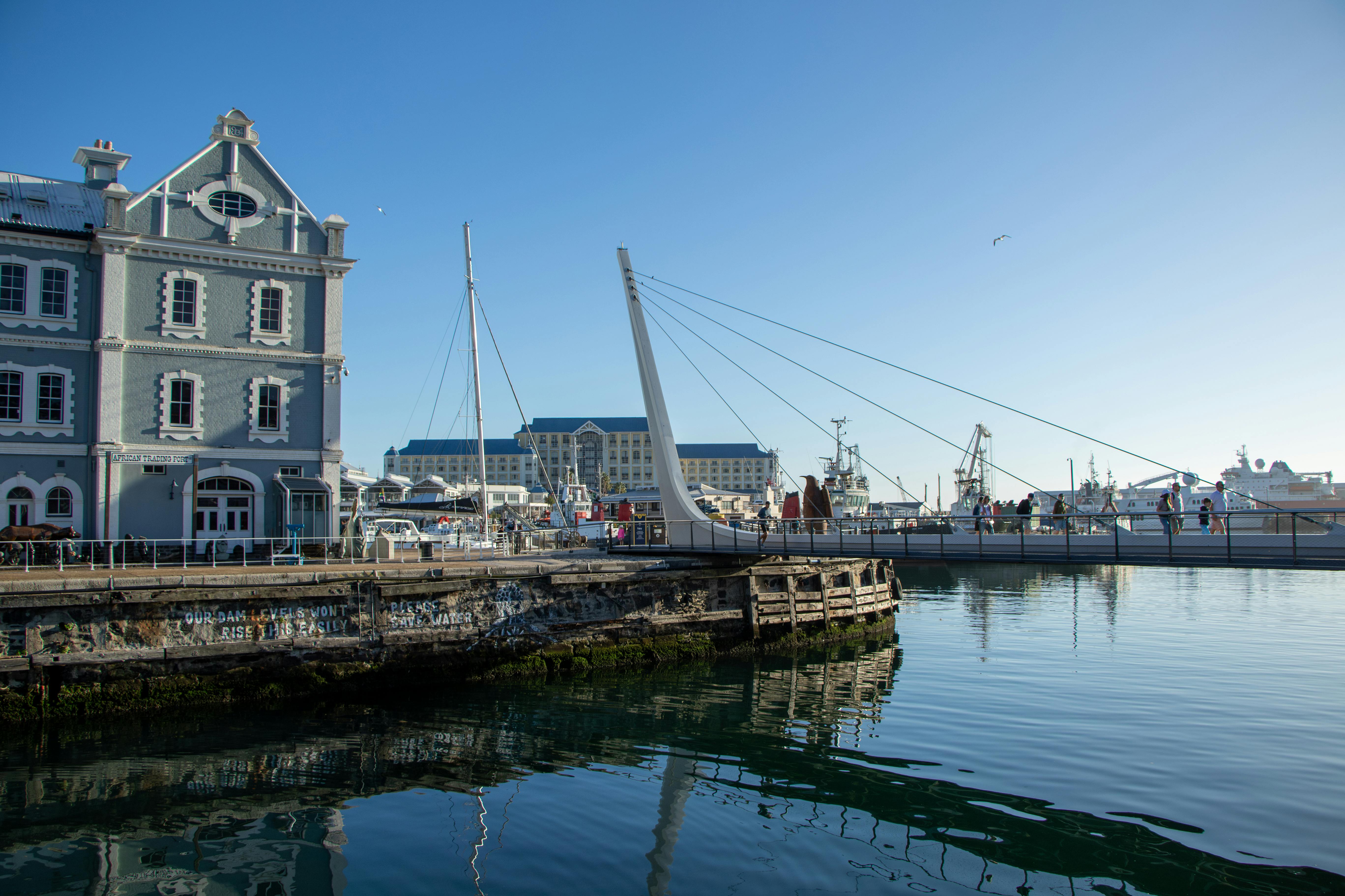 Waterfront marina çevresi ve tarihi yapı